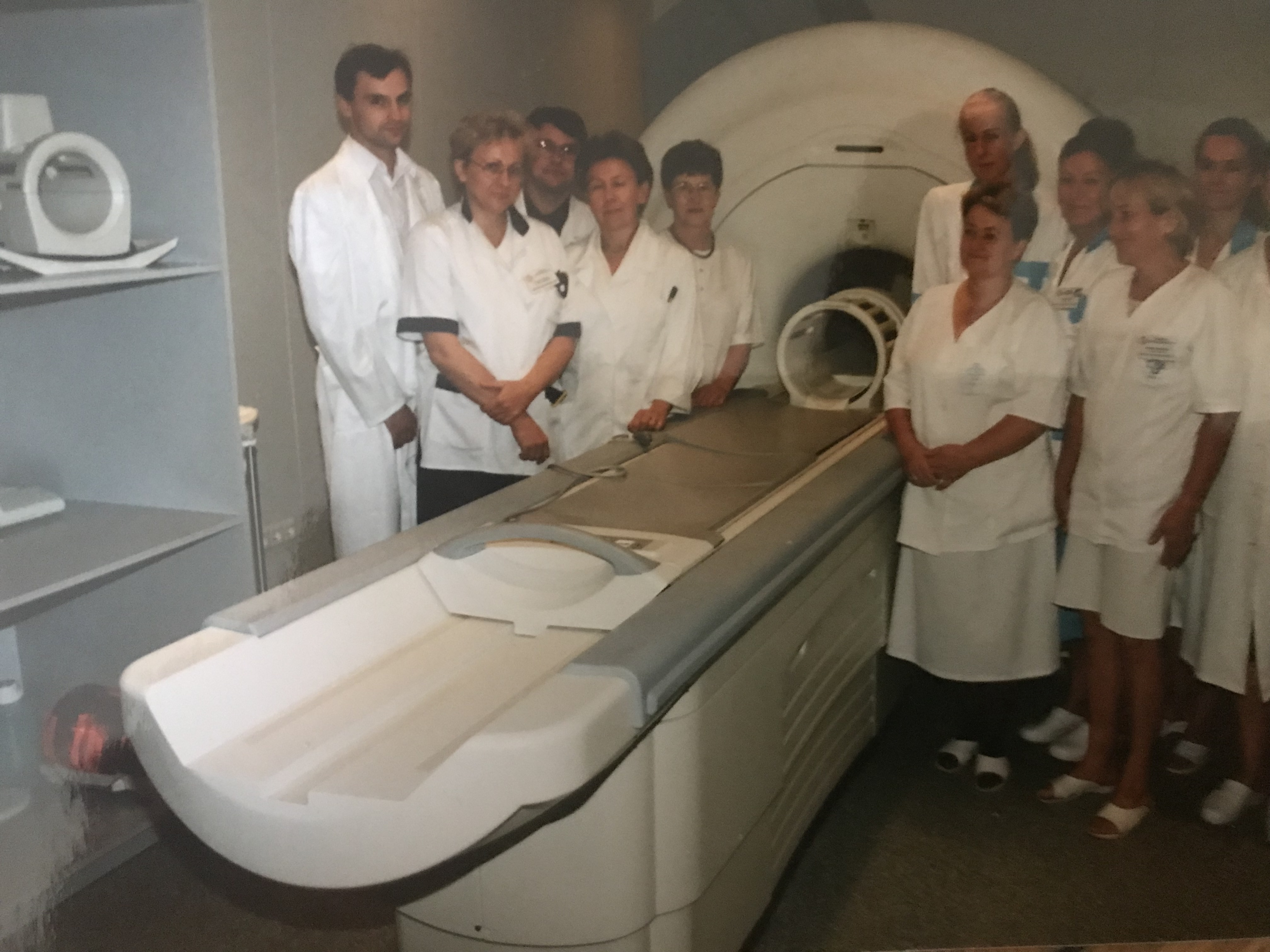 Zesp&oacute;ł pracownik&oacute;w medycznych przy aparacie do rezonansu magnetycznego, jeden z pierwszych tego typu w Polsce. Fotografia przedstawia lekarzy i technik&oacute;w diagnostyki obrazowej w sali klinicznej.